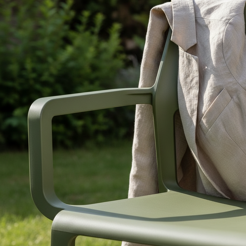 Detailansicht der Armlehne des Sessels „Trill Armchair Agave“