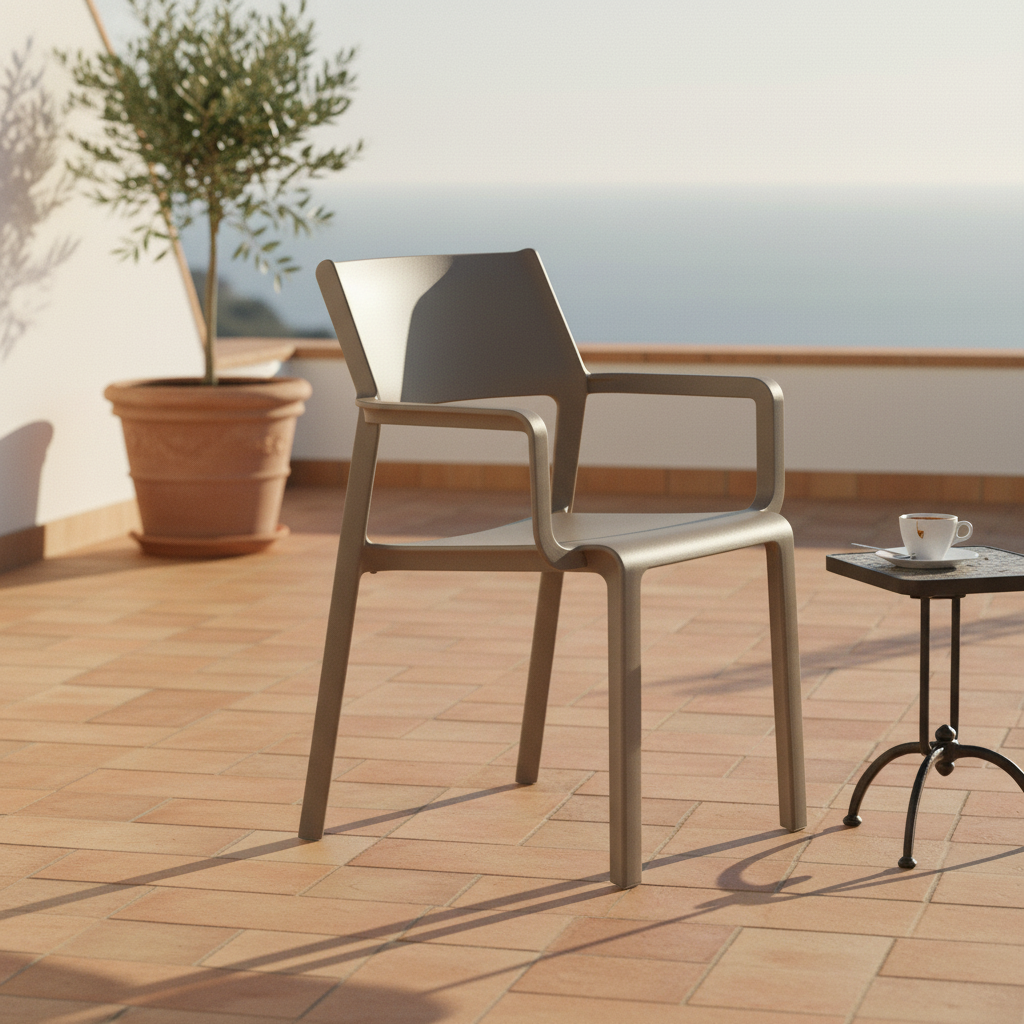 Sedia Trill Armchair Tortora su terrazza