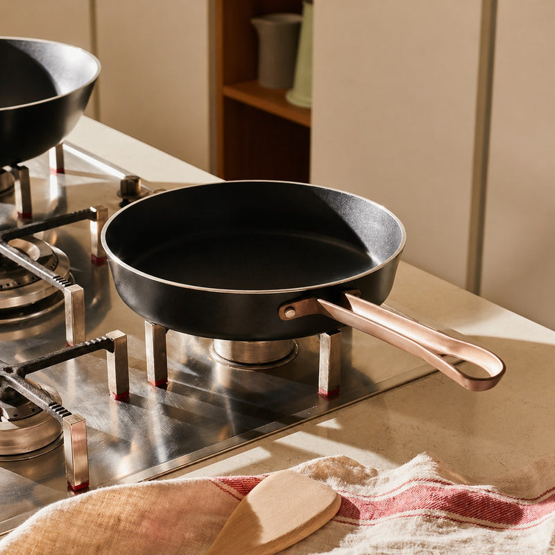 Padella Alta Alessi Edo 28 cm Marrone con Manico Lungo – Padella in Acciaio Design Elegante