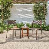 Zwei Stühle vom Modell „Trill Tabacco“ auf der Gartenterrasse