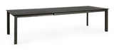 Fino a 12 posti con un gesto: tavolo allungabile Bizzotto Konnor 200–300 cm in alluminio antracite, telescopico, con ruote. Perfetto per outdoor e contract.  ean 8051836019560