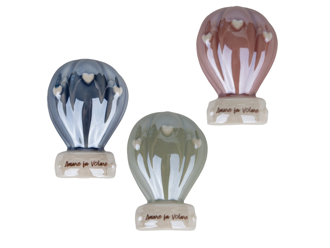 Decora il frigo con il magnete mongolfiera Etm Balloon in porcellana, H.6,5 cm, 3 colori assortiti. Bomboniera e regalo originale.