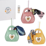 Profuma casa e ufficio con la borsetta diffusore Etm in porcellana H. 10 cm. 3 modelli: rosa, verde, giallo. Vendita singola, disponibilità limitata