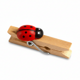 Chiudi pacchi e bomboniere con stile: mollette Ghisi Roberto &C in legno naturale con coccinella, 25 mm, conf. 50 pz. Versatili per hobby e decor.