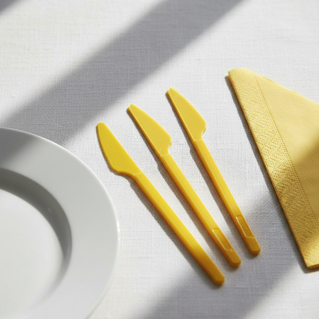 Coltelli monouso gialli Dopla in plastica alimentare resistente, conf. 20 pz: igienici, pronti all'uso. Ideali per feste, picnic e catering.