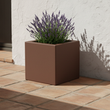 Arreda con il vaso cubo TeraPlast Schio Cubo 40 Bronzo, resina riciclabile 40×40×H40 cm, UV e gelo –30/+60 °C. Design geometrico.