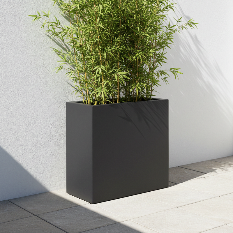 Arreda con il vaso alto TeraPlast Schio Tower Antracite, resina riciclabile 80×40×H70 cm, 52 lt, UV e gelo –30/+60 °C. Design verticale.