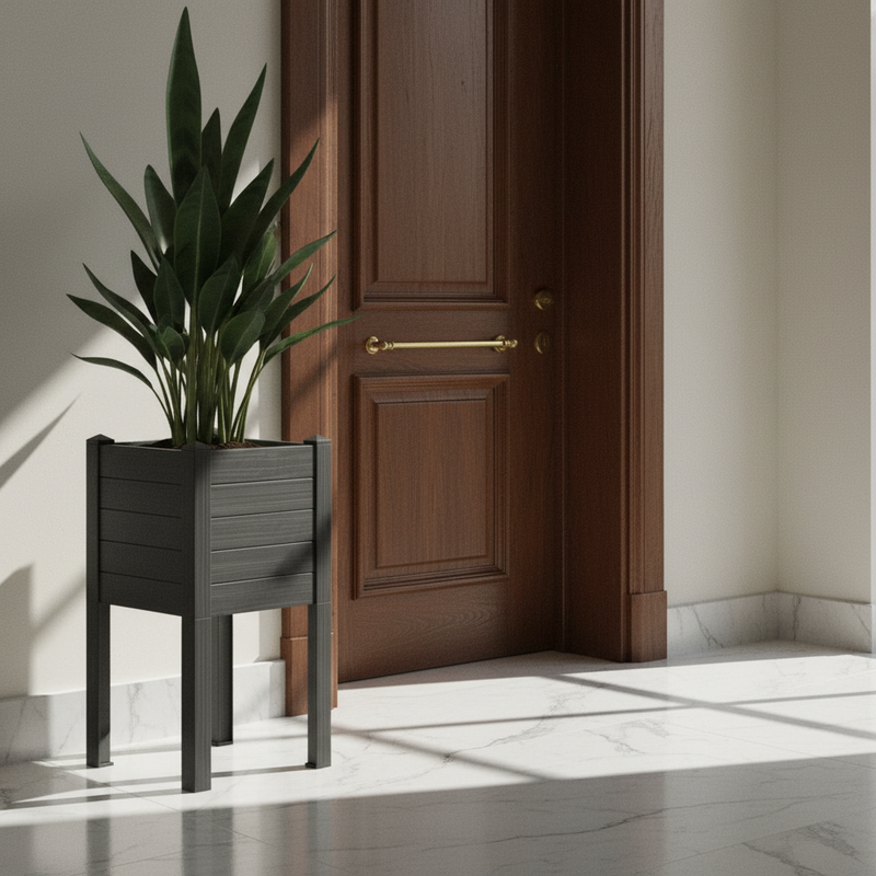 Fioriera alta in resina UV per esterni e interni. TeraPlast Trama 014 Cenere, 42×42×H80 cm, –30°/+60°C, 100% riciclabile.