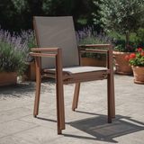 Konnor Ruggine – sedie impilate con location